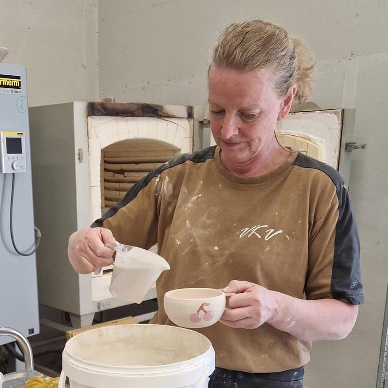Heidi Vang glaserer keramik