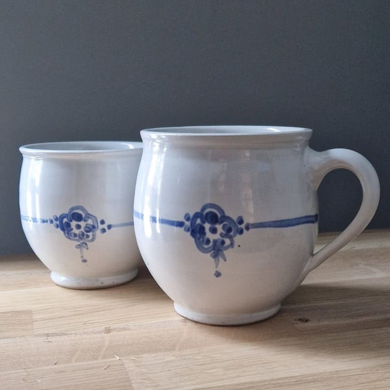 Håndmalet krus med blomst og hank hvidt med blå blomst i 2 størrelser