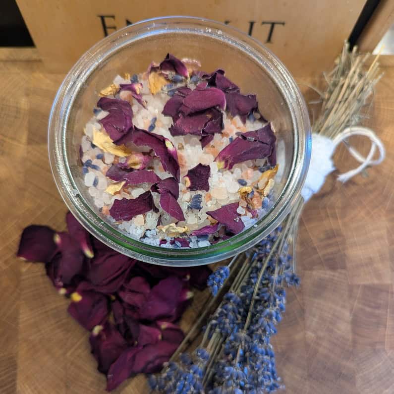 Salt til fodbad i glas med rosenblade