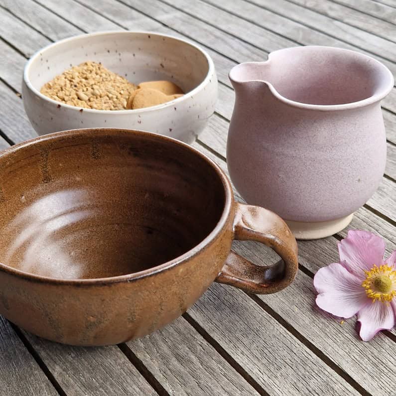 Brun cappuccino kop og lyserød mælkekande og hvid snackskål keramik