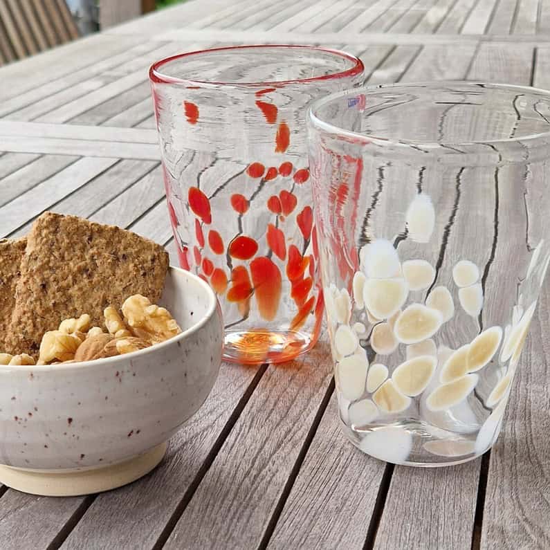 Snackskål i keramik og 2 mundblæste vandglas med prikker