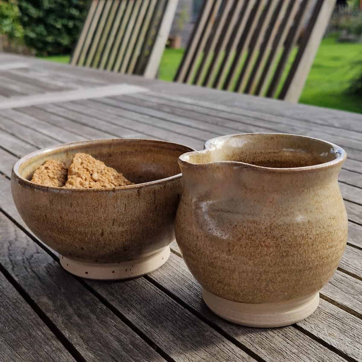 Håndlavet snackskål og mælkekande i keramik lysebrun