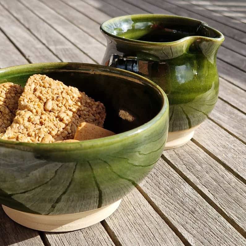Mælkekande og snackskål i pinjegrøn keramik